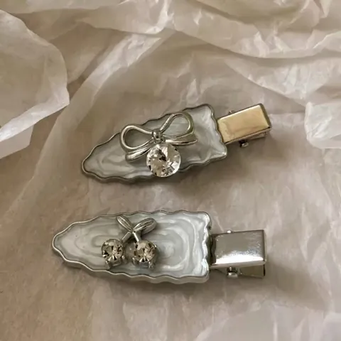 Semplici Dolci Fermagli per Capelli in Lega per Donna Con Disegni a Fiocco E Ciliegia Accenti di Strass E Künstliche Perle Clip Laterale Frangia