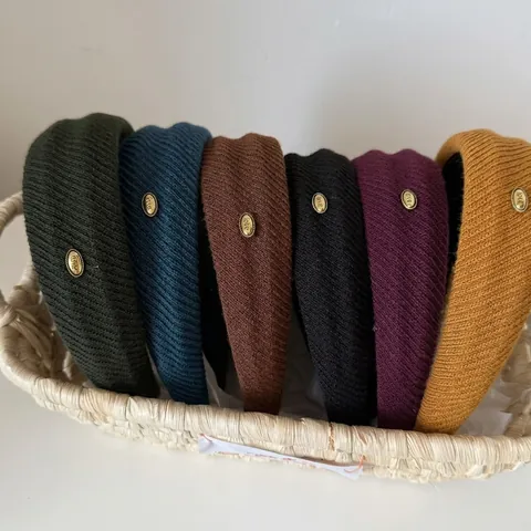 Fascia per Capelli Donna in Maglia a Costine Tinta Unita Larga Semplice Con Etichetta in Metallo Gold Love Accessori Capelli