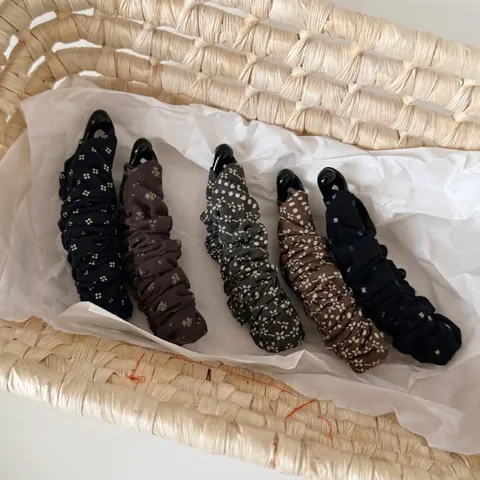 Vintage Floral Pleated Banana Clip Elegant Fabric Wrapped Hair Styling Vertical Clip For Women Daily Hair Accessory