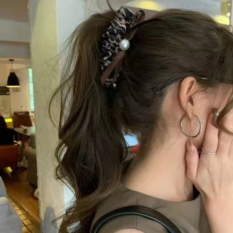 Fermaglio a Banana Coreano Vintage con Stampa Leopardata per Donna Elegante Fiocco in Raso con Grande Perla Artificial Sintetica