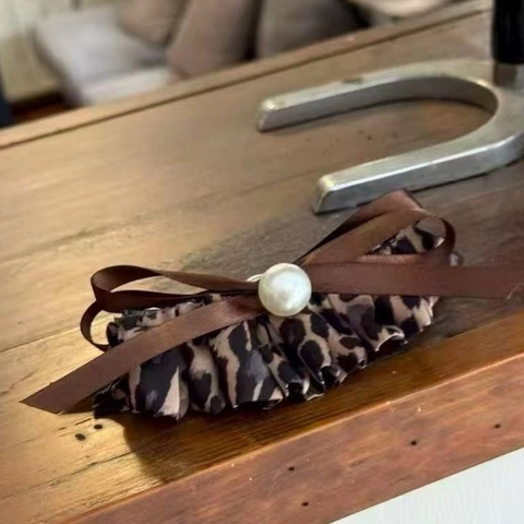 Fermaglio a Banana Coreano Vintage con Stampa Leopardata per Donna Elegante Fiocco in Raso con Grande Perla Artificial Sintetica