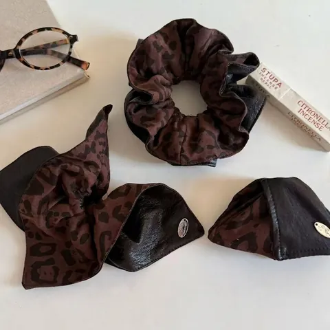Scrunchie per Capelli in Pelle Patchwork con Stampa Leopardata Retro E Fermaglio per Capelli a Fiocco Elegante Accessorio per Donne