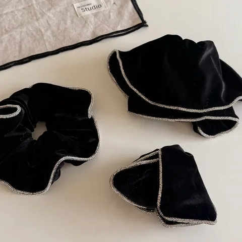 Elegante Set Di Accessori Per Capelli In Velluto Nero Con Bordo In Strass Stile Coreano Per Donna Scrunchie Fiocco Clip Triangolo