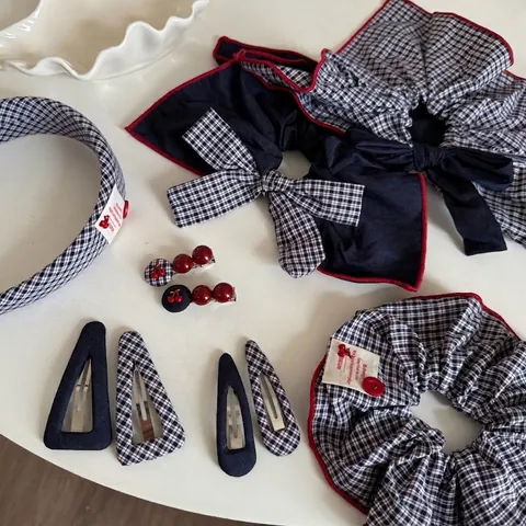 Set Accessori per Capelli Vintage Plaid Donna Fiocco a Scacchi Rosso Blu Scrunchie Fermagli Ciliegia Elastici per Capelli