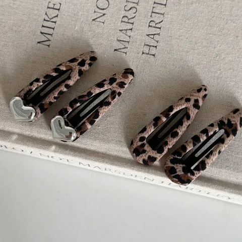 Vintage Leopardenmuster Stoff Haarklammer Für Damen Stilvolle Legierung Silber Herz Pony-Clip Elegante Handgefertigte Haarschmuck