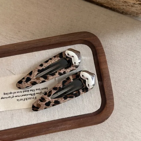 Vintage Leopardenmuster Stoff Haarklammer Für Damen Stilvolle Legierung Silber Herz Pony-Clip Elegante Handgefertigte Haarschmuck