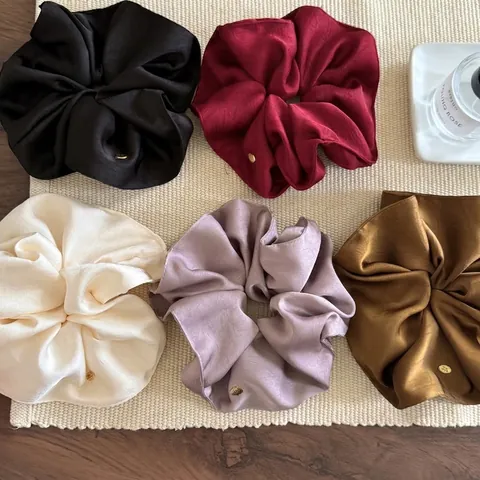 French Style Large Satin Scrunchie With Gold Metal Tag Elegant Silk Like Hair Tie High-End Textured Ponytail Holder For Women