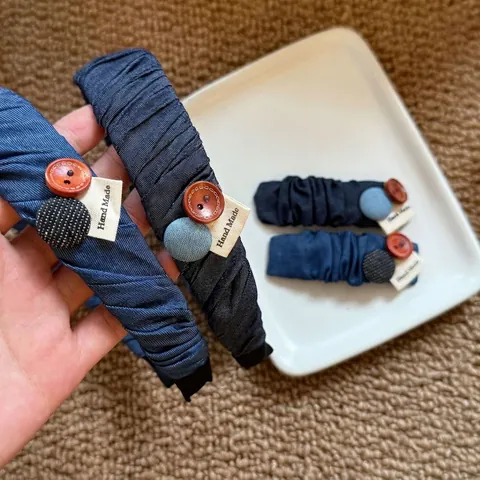 Accessori per Capelli in Denim Blu Vintage Increspato Con Bottoni in Legno Fascia Fatta a Mano Clip per Capelli Donna