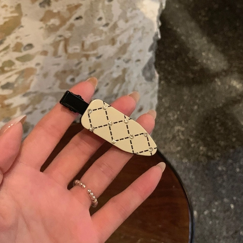 Koreanischer Stil Rautenmuster Strass Faltenfreie Entenschnabelklemmen Elegante Geometrische Leder Oberfläche Haarklammern Für Damen