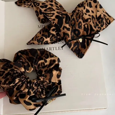 Elastico per Capelli in Raso Maculato Con Grande Fiocco Pendaglio a Cuore Oro Alla Moda Elegante Accessorio per Capelli Donna