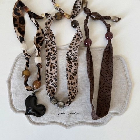 Collar de Pañuelo de Tela con Estampado de Leopardo Retro para Mujer Bohemio Cuentas de Resina Cadena Larga para Suéter Con Colgante de Corazón Joyería