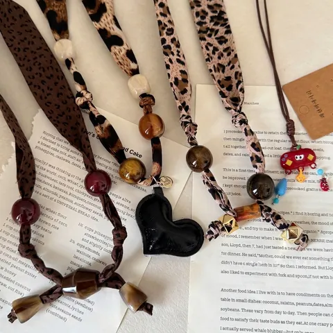 Collar de Pañuelo de Tela con Estampado de Leopardo Retro para Mujer Bohemio Cuentas de Resina Cadena Larga para Suéter Con Colgante de Corazón Joyería