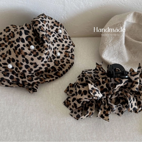Leopard Print Hair Claw Clip And Scrunchie Set Satin Fabric Artificial Pearl Embellished Shark Clip Retro Elegant Hair Accessories