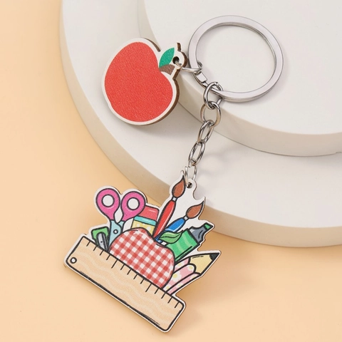 Portachiavi Creativo in Legno a Tema Scolastico per la Festa degli Insegnanti Regalo di Ritorno a Scuola Mela Rossa Cancelleria Matita Righello Pendente