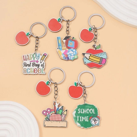 Portachiavi Creativo in Legno a Tema Scolastico per la Festa degli Insegnanti Regalo di Ritorno a Scuola Mela Rossa Cancelleria Matita Righello Pendente