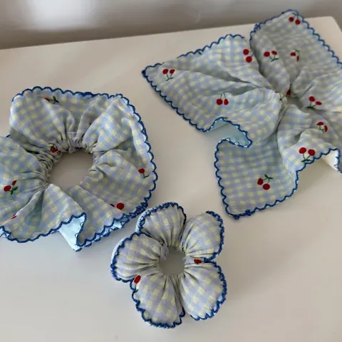 Frische Blau Weiß Karierte Stoff Haargummi Für Damen Süße Handgefertigte Kirschmuster Florale Haarbänder Dekorative Kopfschmuck