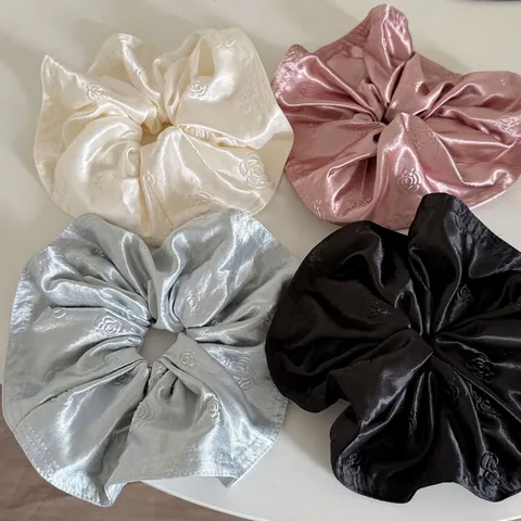 Elegantes Kamelien Jacquard Satin Haargummi Großes Elastisches Haarband Französischer Retro Blumen Haarschmuck Für Damen