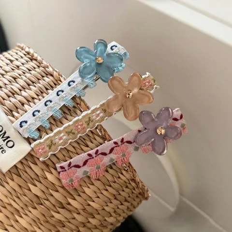 Pince à Cheveux Fleur en Tissu Brodé Coréen Fait à la Main avec Gland en Résine Bec de Canard pour Femme Quotidien