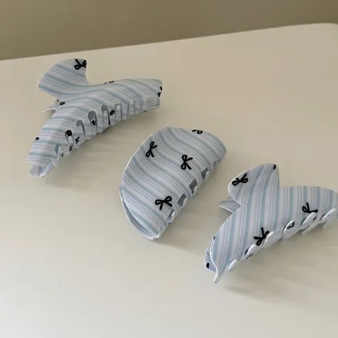 Pinza para el Pelo Estilo Coreano Azul Claro a Rayas Con Lazo Negro Acrílico Pinza de Tiburón para Mujer Accesorio de Moda
