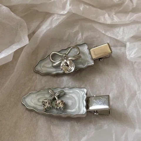 Barrettes à Cheveux Élégantes Nœud Cerise pour Femmes Pinces à Bec de Canard en Métal Strass Émail Accessoires Cheveux