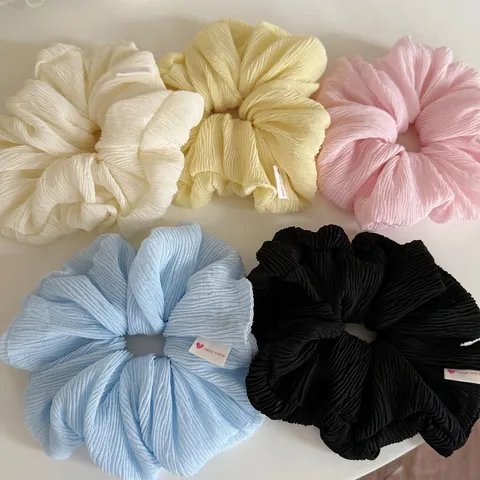 Sweet Cream Pleated Fabric Scrunchie For Women Large Elastic Hair Tie Handmade Heart Tag Ponytail Holder Hair Accessories
