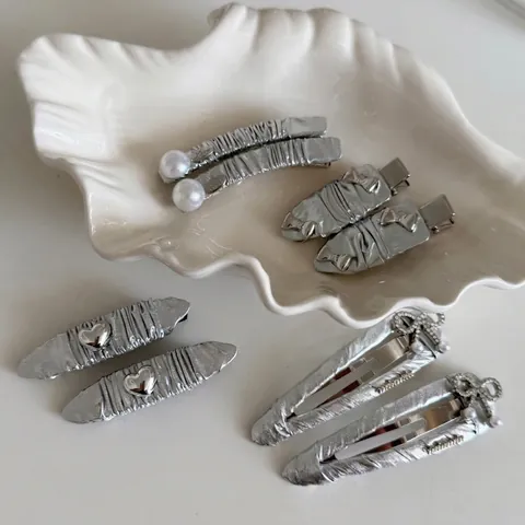Mollette per Capelli in Pelle Plissettata Argento Metallizzato per Donna Clip a Becco d'Anatra Y2K Con Perla Artificiale Strass Cuore Fiocco