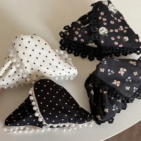 Elegante Molletta per Capelli a Triangolo in Tessuto Francese Con Perle Artificiali Stampato a Pois Floreale Pinza a Granchio per Donna