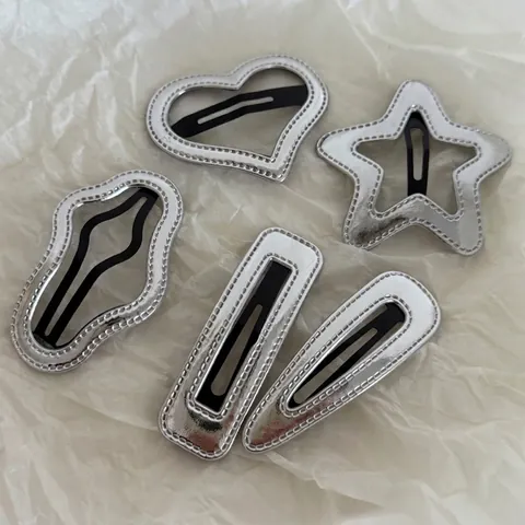 Fermagli per Capelli in Metallo Pelle PU Argento per Ragazze Stella Cuore Goccia D'acqua Nuvola Geometrici Clip BB Accessori Y2K
