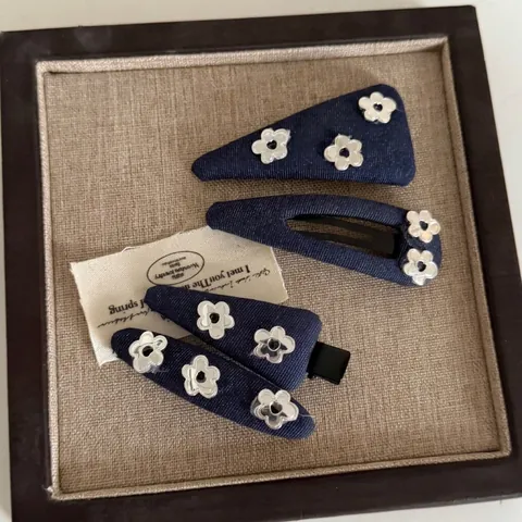 Fermaglio per Capelli in Tessuto Denim Fiore Blu Marino Piccolo Floreale a Scatto Triangolare Becco d'Anatra Donna Accessori Capelli