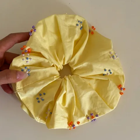Scrunchie Giallo con Perline Fatto a Mano Elastico in Tessuto Grande con Perline Colorate Elegante Accessori Capelli Donna