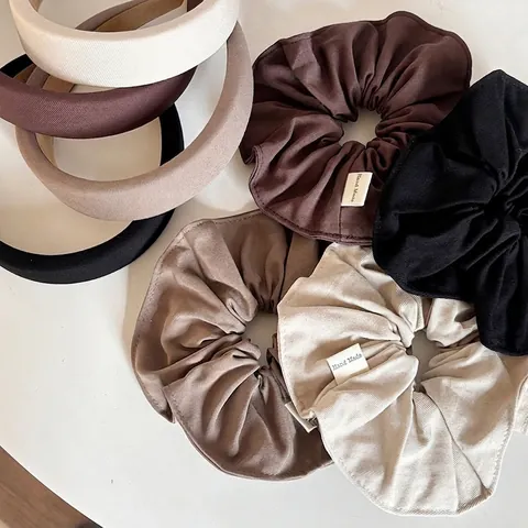 Accessori per Capelli in Tessuto Saia Minimalisti Colore Tè al Latte Grande Scrunchie Fascia in Spugna Spessa Per Donna