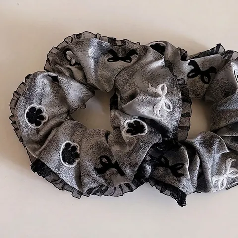 Coletero de Satén Gris Plateado Con Borde de Encaje Negro Bordado Pata de Gato Lazo Gran Goma de Pelo Para Mujer Joyería