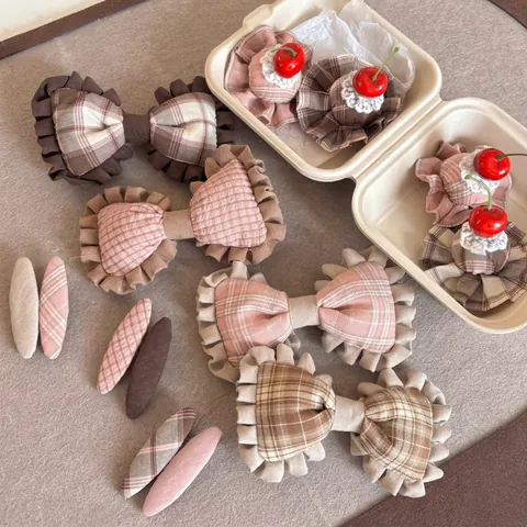 Zoete Handgemaakte Stoffen Strik Haarspeld Geruit Patroon Cake Stijl Haarnaald Met Ranzelrand En Kers Decor Vrouwen
