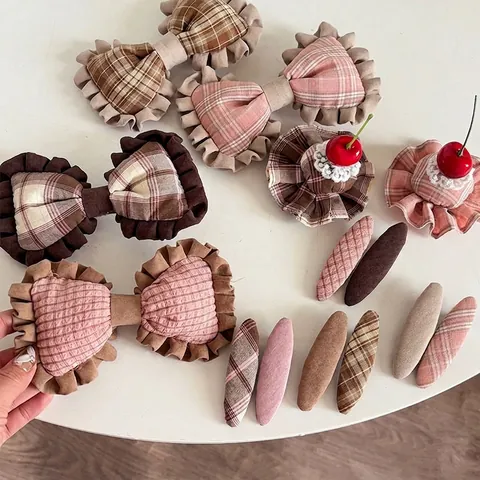 Zoete Handgemaakte Stoffen Strik Haarspeld Geruit Patroon Cake Stijl Haarnaald Met Ranzelrand En Kers Decor Vrouwen