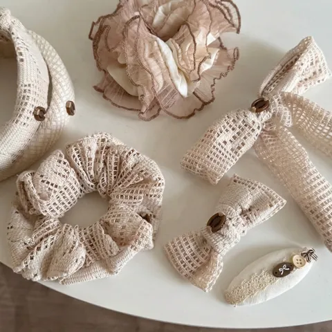 Pince à Cheveux Nœud en Dentelle Fait à la Main Vintage Français Beige Crochet Chouchou Bouton Bois Accessoires Cheveux Femme