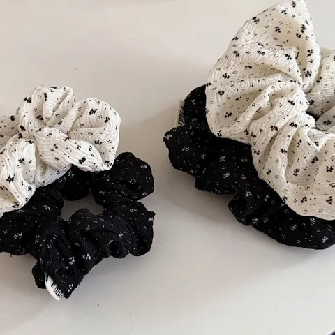 Vintage Blumen Stoff Haargummis Schwarz Weiß Plissierte Haarbänder Handgefertigte Elastische Haargummis Damen Haarschmuck