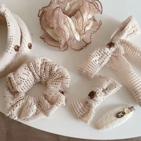 Pince à Cheveux Nœud en Dentelle Fait à la Main Vintage Français Beige Crochet Chouchou Bouton Bois Accessoires Cheveux Femme