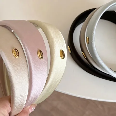 Koreanischer Stil Satin Breites Haarband Für Damen Elegant High Cranial Top Haarreifen Mit Metalletikett Mode Haarschmuck