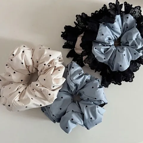 Chouchou Élégant avec Motif de Cœur à Pois avec Bordure en Dentelle Noire Style Coréen en Tissu de Satin Chouchous pour Femmes Accessoire Quotidien
