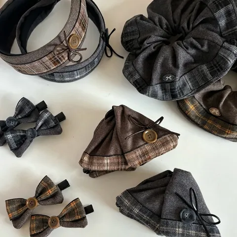 Ensemble d'Accessoires Cheveux en Tissu Plaid Style Britannique Rétro Serre-tête avec Nœud et Bouton Vintage Pince à Cheveux pour Femme
