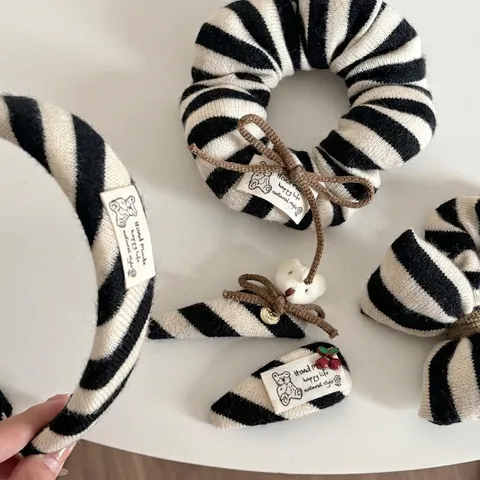 Handgemaakte Gebreide Zwart Wit Gestreepte Haarclips Beer Kers Strik Scrunchies Zachte Vintage Haaraccessoires Voor Dames