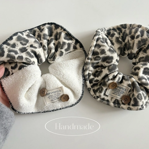 Luxus Plüsch Haargummi mit Leopardenmuster und Lammwolle Spliced Vintage Knopf Dekoratives Design Haarschmuck für Damen
