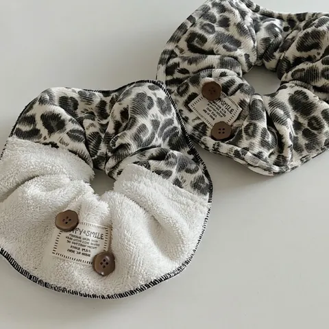 Luxus Plüsch Haargummi mit Leopardenmuster und Lammwolle Spliced Vintage Knopf Dekoratives Design Haarschmuck für Damen