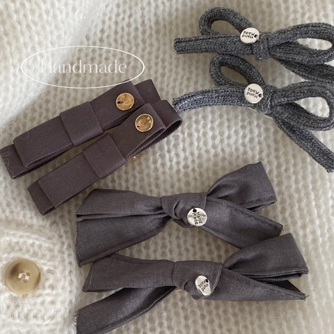 Pinza para el Pelo con Lazo Hecha a Mano para Mujer Cinta de Tela Gris Clip Lateral para Flequillo Accesorios Minimalistas