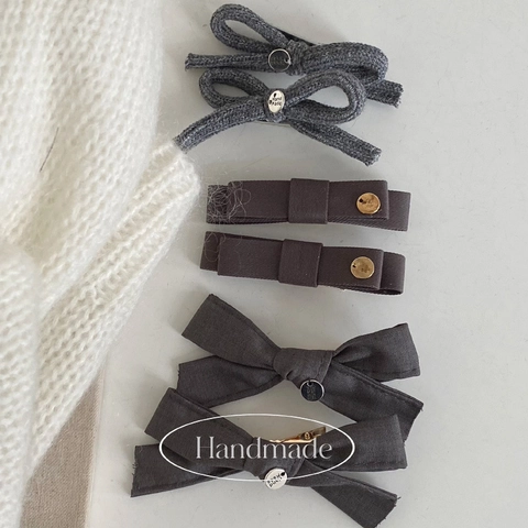 Pinza para el Pelo con Lazo Hecha a Mano para Mujer Cinta de Tela Gris Clip Lateral para Flequillo Accesorios Minimalistas