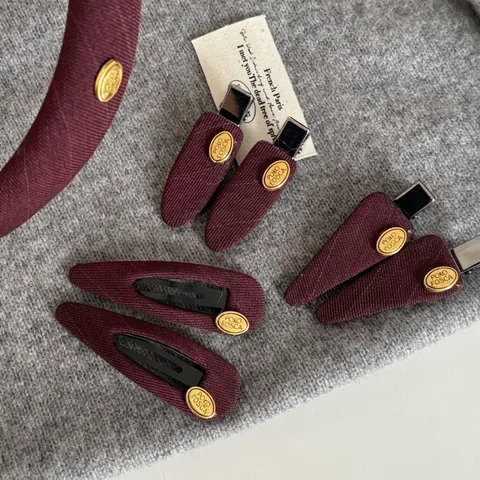 Franse Wijnrode Stof Haaraccessoires Geribbelde Stof Hoofdband Eendenbek Clip Gouden Label Vintage Elegante Haarornamenten Vrouwen