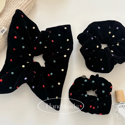 Coletero de Terciopelo Negro con Lunares Bordados de Colores y Etiqueta de Metal Accesorios de Moda para el Cabello de Mujer