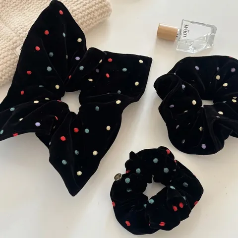 Coletero de Terciopelo Negro con Lunares Bordados de Colores y Etiqueta de Metal Accesorios de Moda para el Cabello de Mujer