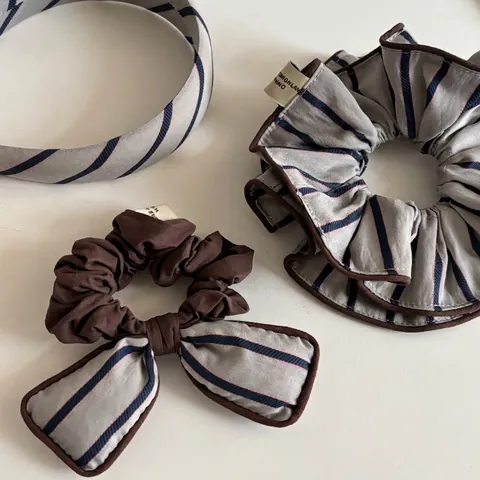 Assortimento di Accessori per Capelli in Tessuto a Righe Vintage Con Scrunchie a Fiocco E Cerchietto Grigio Blu Donna