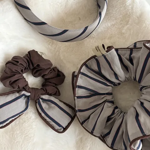 Assortimento di Accessori per Capelli in Tessuto a Righe Vintage Con Scrunchie a Fiocco E Cerchietto Grigio Blu Donna